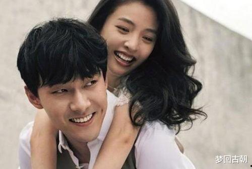 娱乐吃瓜女艺人和男朋友,女艺人甜蜜恋情曝光，男友背景神秘引热议